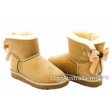 UGG BAILEY BOW MEDALLION SAND