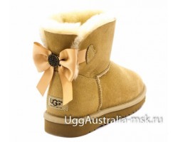 UGG BAILEY BOW MEDALLION SAND