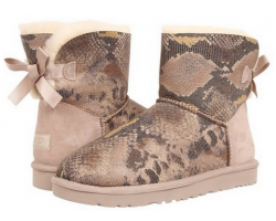 UGG BAILEY BOW MINI SNAKE SAND