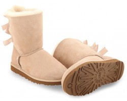 UGG BAILEY BOW SAND