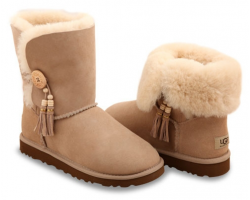 UGG BAILEY BUTTON CHARMS SAND