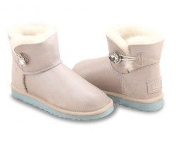 UGG BAILEY BUTTON MINI I DO