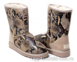 UGG CLASSIC SHORT SNAKE SAND